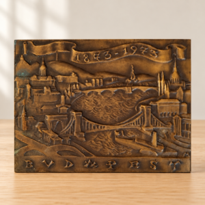 Madarassy Walter bronzplakett – Budapest centenáriuma / Madarassy Walter Bronze Plaque – Budapest Centenary – illusztratív élőkép / illustrative lifestyle image