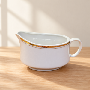 Alföldi porcelánkiöntő aranyszegéllyel / Alföldi Porcelain Creamer with Gilt Rim – illusztratív élőkép / illustrative lifestyle image