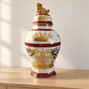 Fedeles chinoiserie porcelánurna aranyszínű díszítéssel, 47 cm / Lidded Chinoiserie Porcelain Urn with Gilt Decoration, 47 cm – illusztratív élőkép / illustrative lifestyle image