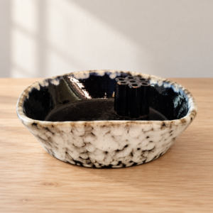 Retro kerámia ikebanatál, fekete–krém mázzal / Retro Ceramic Ikebana Bowl with Black and Cream Glaze – illusztratív élőkép / illustrative lifestyle image