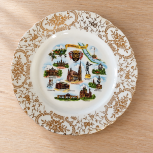 Bavaria bécsi emléktányér / Bavaria Vienna souvenir plate – illusztratív élőkép / illustrative lifestyle image