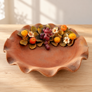 Jelzett terrakotta dísztál gyümölcs- és virágdísszel / Marked Terracotta Decorative Dish with Fruit and Floral Decoration – illusztratív élőkép / illustrative lifestyle image