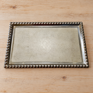 Retro alumínium tálca díszített peremmel / Retro Aluminium Tray with Decorative Rim – illusztratív élőkép / illustrative lifestyle image