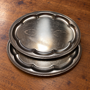 Két ovális, mintás fém tálca / Pair of Oval Patterned Metal Trays – illusztratív élőkép / illustrative lifestyle image