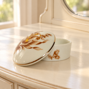 Hollóházi porcelán ékszertartó virágmintával és fedéllel / Hollóháza Porcelain Jewellery Box with Floral Decoration and Lid – illusztratív élőkép / illustrative lifestyle image