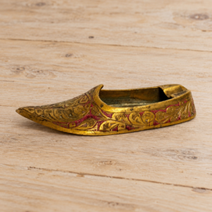 Indiai réz papucs formájú hamutartó / Indian Slipper-Shaped Brass Ashtray – illusztratív élőkép / illustrative lifestyle image