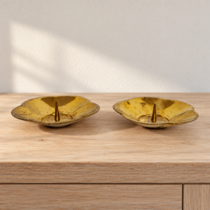 Réz gyertyatartópár virágformával / Pair of flower-shaped brass candle holders – illusztratív élőkép / illustrative lifestyle image