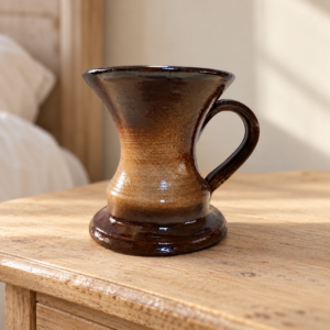 Barna mázas kerámia sétáló gyertyatartó / Brown Glazed Ceramic Chamberstick – illusztratív élőkép / illustrative lifestyle image