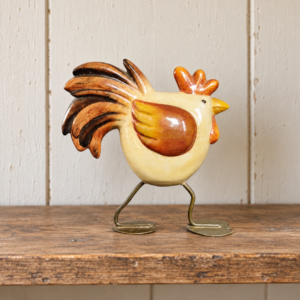Kerámia kakasfigura fémlábakkal / Ceramic Rooster Figurine with Metal Legs – illusztratív élőkép / illustrative lifestyle image