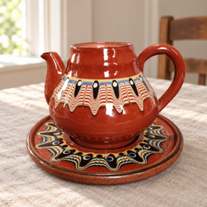Mázas kerámia kancsó mintás alátéttel / Glazed Ceramic Jug with Patterned Saucer – illusztratív élőkép / illustrative lifestyle image