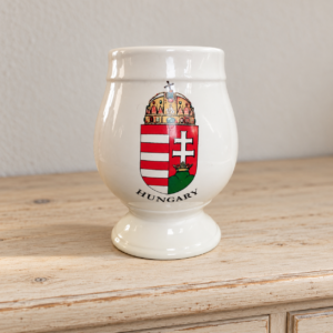 Magyar címeres talpas kerámiakorsó / Footed Ceramic Mug with Hungarian Coat of Arms – illusztratív élőkép / illustrative lifestyle image