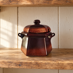Barna mázas angol kerámia lekváros edény fedéllel / Brown Glazed English Ceramic Jam Jar with Lid – illusztratív élőkép / illustrative lifestyle image