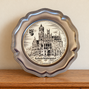Ón dísztál a schmargendorfi városháza képével, Berlin / Pewter Decorative Plate with Rathaus Schmargendorf, Berlin – illusztratív élőkép / illustrative lifestyle image