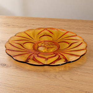 Borostyánsárga üveg kínálótál gyümölcsmintával / Amber Glass Serving Platter with Fruit Motif – illusztratív élőkép / illustrative lifestyle image