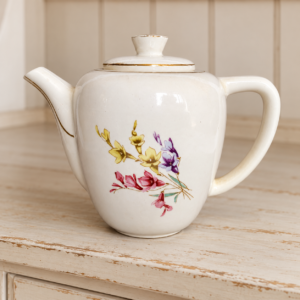 Drasche porcelán kanna virágmintával és fedéllel / Drasche porcelain pot with floral decoration and lid – illusztratív élőkép / illustrative lifestyle image