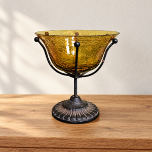 Borostyánszínű üvegtálka fekete vas talpazaton / Amber glass bowl on a black iron pedestal – illusztratív élőkép / illustrative lifestyle image