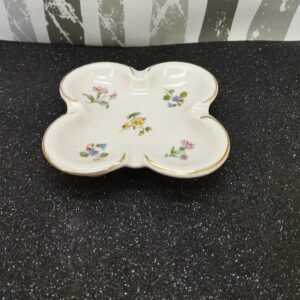 Virágmintás Drasche porcelán hamutartó aranyszegéllyel, oldalnézetből