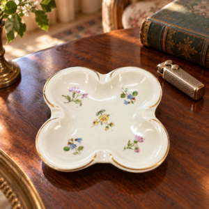 Virágmintás Drasche porcelán hamutartó vintage faasztalon, öngyújtó mellett