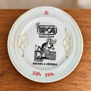 Új Sipos Halászkert emléktányér 1984–1994 felirattal / Új Sipos Halászkert anniversary plate with 1984–1994 inscription – illusztratív élőkép / illustrative lifestyle image