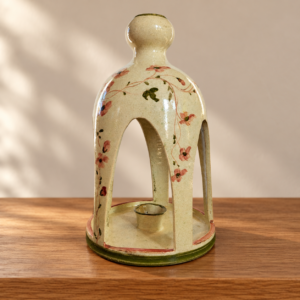 Virágmintás kerámia kupola gyertyatartó / Floral ceramic dome candle holder – illusztratív élőkép / illustrative lifestyle image