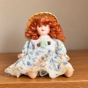 Kis porcelánbaba virágmintás ruhában / Small porcelain doll in a floral dress – illusztratív élőkép / illustrative lifestyle image