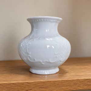Seltmann Weiden Salzburg fehér dombormintás porcelánváza / Seltmann Weiden Salzburg white relief-decorated porcelain vase – illusztratív élőkép / illustrative lifestyle image