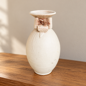 Fehér kerámiaváza spirális nyakdísszel / White ceramic vase with applied spiral neck decoration – illusztratív élőkép / illustrative lifestyle image
