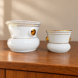 Két aranydíszes fehér porcelán kaspó / Pair of gold-decorated white porcelain planters – illusztratív élőkép / illustrative lifestyle image