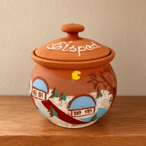 Kézzel festett fedeles kerámiacsupor téli faluképpel / Hand-painted lidded ceramic jar with winter village scene – illusztratív élőkép / illustrative lifestyle image
