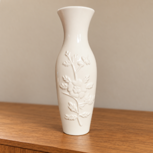 Fehér porcelánváza domború virágmintával / White porcelain vase with raised floral decoration – illusztratív élőkép / illustrative lifestyle image
