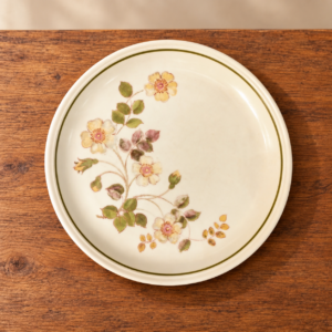 Krémszínű virágmintás dísztányér zöld peremmel / Cream floral decorative plate with green rim – illusztratív élőkép / illustrative lifestyle image