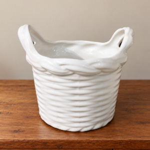 Fehér kerámia kosárkaspó két füllel / White ceramic basket planter with two handles – illusztratív élőkép / illustrative lifestyle image
