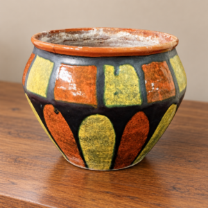 Király Gábor kerámia kaspó narancs–sárga mintával / Gábor Király ceramic planter with orange and yellow decoration – illusztratív élőkép / illustrative lifestyle image