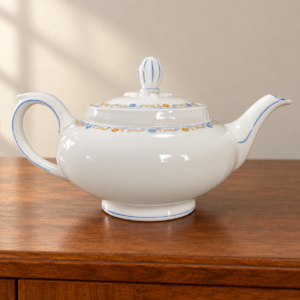 Virágmintás fehér porcelán teáskanna fedéllel / White floral porcelain teapot with lid – illusztratív élőkép / illustrative lifestyle image