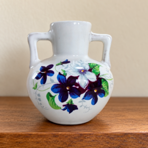 Virágmintás kis kerámiaváza két füllel / Small floral ceramic vase with two handles – illusztratív élőkép / illustrative lifestyle image