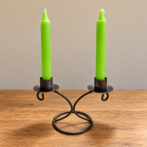 Kétágú vas gyertyatartó / Two-arm iron candle holder – illusztratív élőkép / illustrative lifestyle image