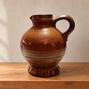Barna mázas Gerzit kerámiakancsó / Brown glazed Gerzit ceramic jug – illusztratív élőkép / illustrative lifestyle image