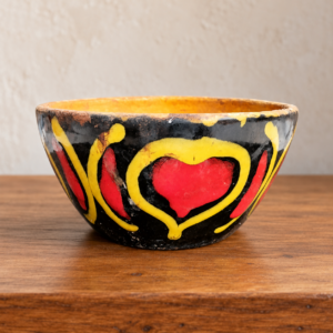Fekete kerámia kaspó piros–sárga mintával / Black ceramic planter with red and yellow decoration – illusztratív élőkép / illustrative lifestyle image