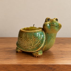 Zöld–barna mázas kerámia teknős gyertyatartó / Green and brown glazed ceramic turtle candle holder – illusztratív élőkép / illustrative lifestyle image