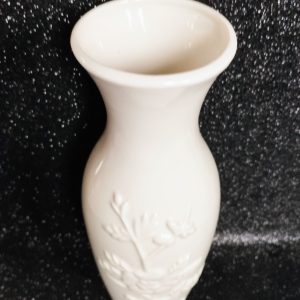 Hófehér domború virágmintás porcelán váza