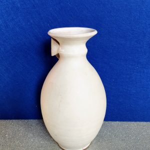 Virág rátétes fehér öblös kerámia váza