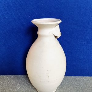 Virág rátétes fehér öblös kerámia váza