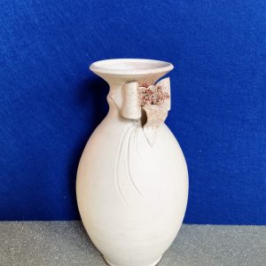 Virág rátétes fehér öblös kerámia váza