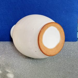 Virág rátétes fehér öblös kerámia váza