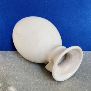 Virág rátétes fehér öblös kerámia váza