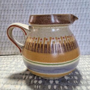Geometrikus mintás retro kerámiakancsó / Retro ceramic jug with geometric decoration – eredeti termékfotó / original product photo