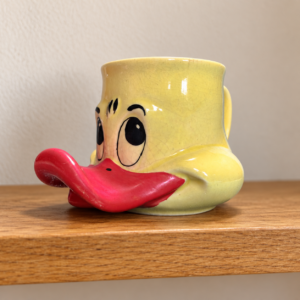 Donald-fej formájú fajanszbögre / Donald Duck head-shaped faience mug – illusztratív élőkép / illustrative lifestyle image