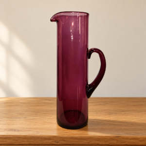 Rubinpiros–bíbor üvegkancsó ívelt füllel / Ruby-purple glass pitcher with curved handle – illusztratív élőkép / illustrative lifestyle image