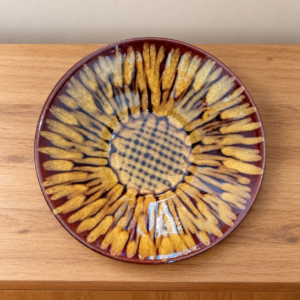 Mázas kerámia dísztányér sugármintával / Glazed ceramic decorative plate with radial decoration – illusztratív élőkép / illustrative lifestyle image