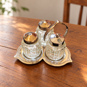 Három üvegedényes asztali fűszertartó készlet fém tálcával / Three-container glass condiment set with metal tray – illusztratív élőkép / illustrative lifestyle image